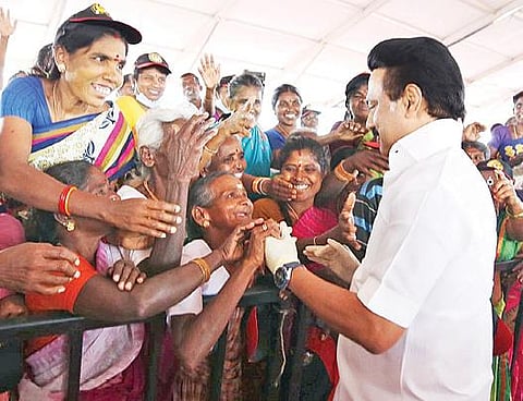 உத்தமபாளையத்தில் நடைபெற்ற நிகழ்ச்சியில் ஒரு மூதாட்டியிடம் நலம் விசாரித்த திமுக தலைவர் மு.க.ஸ்டாலின்.