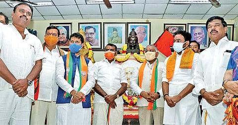 தமிழக பாஜக தேர்தல் பொறுப்பாளர்களாக மத்திய இணை அமைச்சர்கள் கிஷன் ரெட்டி, வி.கே.சிங் ஆகியோரை அக்கட்சியின் தேசியத் தலைவர் ஜே.பி.நட்டா நியமித்துள்ளார். அவர்கள் சென்னை தி.நகரில் உள்ள பாஜக தலைமை அலுவலகமான கமலாலயத்தில் தேர்தல் பணிகள் குறித்து நிர்வாகிகளுடன் ஆலோசனை நடத்தினர். இக்கூட்டத்தில் பாஜக தேசிய பொதுச் செயலாளர் சி.டி.ரவி, தமிழக இணை பொறுப்பாளர் சுதாகர் ரெட்டி, மாநிலத் தலைவர் எல்.முருகன், துணைத் தலைவர் நயினார் நாகேந்திரன் உள்ளிட்டோர் பங்கேற்றனர்.படம்:ம.பிரபு