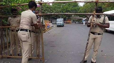 புதுச்சேரியில் கிரண்பேடியால் 40 நாட்களுக்கு முன்பு போடப்பட்ட சாலைத் தடுப்புகள் தமிழிசை உத்தரவால் அகற்றம்