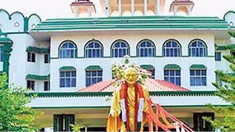 அரசுக் கல்லூரி கவுரவ விரிவுரையாளர்களை உதவிப் பேராசிரியர்களாக நியமிப்பதற்கான சான்றிதழ் சரிபார்ப்புக்கு உயர் நீதிமன்றம் தடை