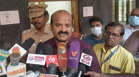 செய்தியாளர்கள் சந்திப்பில் பேசும் வேலூர் மாவட்ட ஆட்சியர் சண்முகசுந்தரம்.