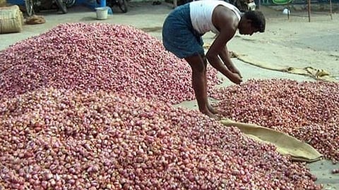 தேர்தல் வேளையில் சத்தமில்லாமல் கூடும் சின்ன வெங்காய விலை: கிலோ ரூ.130 முதல் ரூ.150 விற்பனை