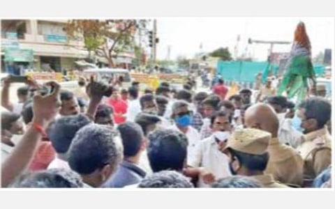 கரூரில் காந்தி சிலை அகற்றப்பட்டதை கண்டித்து காங்கிரஸார் போராட்டம்