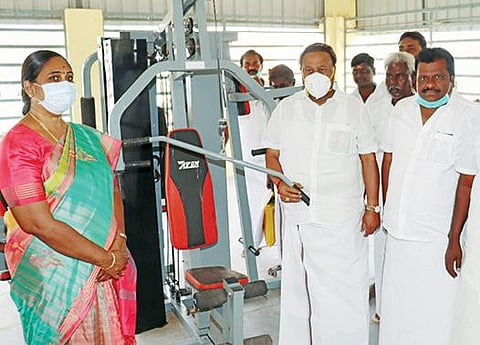 பழநி அருகே அமரபூண்டியில் உடற்பயிற்சிக் கூடத்தை திறந்துவைத்த அமைச்சர் திண்டுக்கல் சி.சீனிவாசன்.