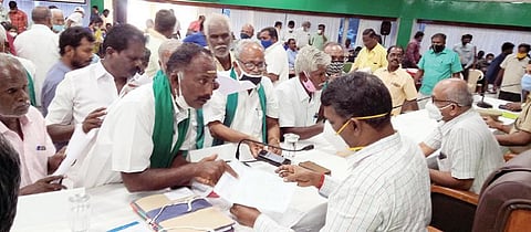 விருதுநகர் மாவட்ட ஆட்சியர் அலுவலகத்தில்  நடைபெற்ற விவசாயிகள் குறைதீர்க் கூட்டத்தில் விவசாயிகளிடமிருந்து கோரிக்கை மனுக்களைப் பெறும் மாவட்ட ஆட்சியர் இரா.கண்ணன்.