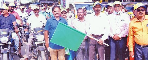 ராமநாதபுரத்தில் எல்ஐசி விழிப்புணர்வுப் பேரணியைத் தொடங்கிவைத்த கோட்ட முதுநிலை மேலாளர் எல்.செந்தூர்நாதன்.