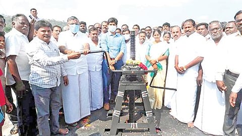 தருமபுரி மாவட்டம் அரூர் அடுத்த வரட்டாறு அணையில் இருந்து பாசனத்துக்கு தண்ணீர் திறந்து விட்ட உயர் கல்வி மற்றும் வேளாண் துறை அமைச்சர் கே.பி.அன்பழகன்.