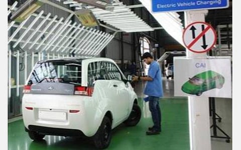 மின் வாகனங்களை கட்டாயமாக்க அதிகாரிகளுக்கு நிதின் கட்கரி அறிவுரை