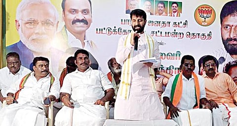 பட்டுக்கோட்டையில் நடைபெற்ற பாஜக நிர்வாகிகள் ஆலோசனைக் கூட்டத்தில்  அக்கட்சியின் தேசிய பொதுச் செயலாளர் சி.டி.ரவி கலந்துகொண்டு பேசினார்.