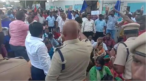 இரவு வரை நீடித்த அரசு ஊழியர்கள் போராட்டம்: 700 பேர் மீது 4 பிரிவுகளின் கீழ் வழக்குப்பதிவு