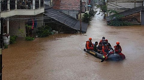 இந்தோனேசியாவில் வெள்ளம்: ஆயிரக்கணக்கானோர் இடம்பெயர்வு