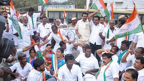 மதுரையில் இன்று மாநகர் காங்கிரஸ் கமிட்டி சார்பில் பெட்ரோல், டீசல், சமையல் எரிவாயு விலை உயர்வை கண்டித்து அக்கட்சியினர் திடீரென சாலை மறியலில் ஈடுபட்டனர்.