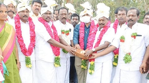 சிவகங்கையில் காவிரி கூட்டு குடிநீர் திட்டத்திற்கான பூமிபூஜையில் அமைச்சர் பாஸ்கரன், மாவட்ட ஆட்சியர் மதுசூதன் ரெட்டி, எம்எல்ஏ நாகராஜன் பங்கேற்றனர்.