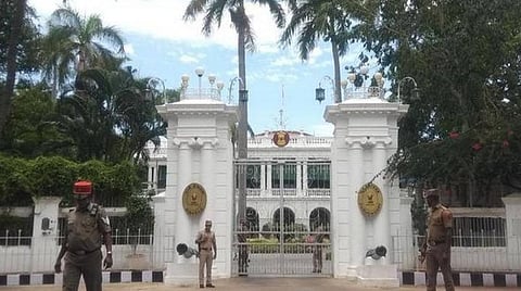 புதுவை ஆளுநர் மாளிகையில் வடமாநில ஊழியர்கள் 3 பேர் பணிநிரந்தரம்: அரசு ஊழியர்கள் கொந்தளிப்பு