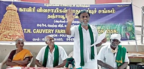 தஞ்சாவூரில் நேற்று நடைபெற்ற காவிரி விவசாயிகள் பாதுகாப்பு சங்க அவசரக் கூட்டத்தில் பேசுகிறார் மாவட்டச் செயலாளர் சுந்தர விமல்நாதன்.
