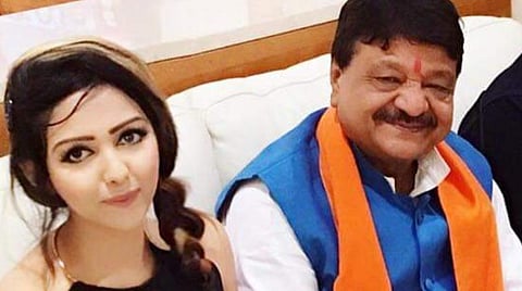 மே.வங்க பாஜக பொறுப்பாளர் விஜய் வர்க்கியாவுடன் பமீலா கோஸாமி : படம் உதவி ட்விட்டர்