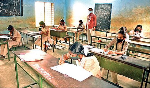 வேலூர் ஈ.வெ.ரா.நாகம்மை அரசு மகளிர் மேல்நிலை பள்ளியில் நடைபெற்ற தேசிய திறனறிவு தேர்வில் ஆர்வமுடன் பங்கேற்று தேர்வு எழுதிய மாணவிகள்.