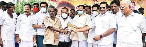 வேலூரில் ஆட்டோ ஓட்டுநருக்கு இலவச சீருடைகளை வழங்கிய திமுக பொதுச் செயலாளர் துரைமுருகன். அருகில், அணைக்கட்டு எம்எல்ஏ ஏ.பி.நந்தகுமார், வேலூர் நாடாளுமன்ற உறுப்பினர் கதிர்ஆனந்த் உள்ளிட்டோர்.