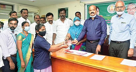திருப்பத்தூர் மாவட்டத்தில் உயர்கல்வி படிக்கும் கல்லூரி மாணவர்களுக்கு இலவச இணையதள டேட்டா கார்டுகளை வழங்கிய அமைச்சர்கள் கே.சி.வீரமணி, நிலோபர்கபீல். அருகில், ஆட்சியர் சிவன் அருள், எஸ்.பி., டாக்டர் விஜயகுமார் உள்ளிட்டோர். அடுத்த படம்: வேலூர் பெரியார் அரசினர் பொறியியல் கல்லூரியில் மாணவ, மாணவிகளுக்கு இலவச இணையதள டேட்டா கார்டுகளை வழங்கிய மாவட்ட ஆட்சியர் சண்முகசுந்தரம். அருகில், கல்லூரி முதல்வர் ராஹிலா பிலால், பேராசிரியர் ராம் பாபு, மாவட்ட வேளான் விற்பனை குழு தலைவர் எஸ்.ஆர்.கே. அப்பு உள்ளிட்டோர்.