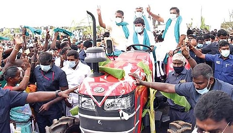 புதுக்கோட்டை மாவட்டம் குன்னத்தூரில் நேற்று காவிரி-குண்டாறு இணைப்புத் திட்ட தொடக்க விழா நடைபெறும் இடத்துக்கு முதல்வர் பழனிசாமி, துணை முதல்வர் ஓ.பன்னீர் செல்வம் ஆகியோரை டிராக்டரில் அழைத்து வந்த அமைச்சர் சி.விஜயபாஸ்கர்.