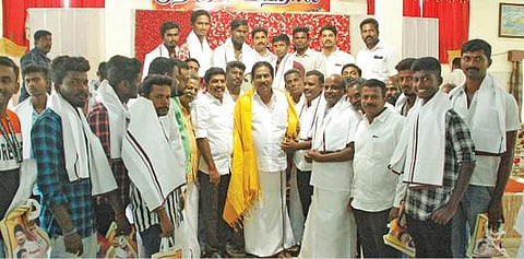 திருப்பாலையில் நடந்த நிகழ்ச்சியில் திமுகவில் இணைந்த மாற்றுக் கட்சியினரை வரவேற்ற பி.மூர்த்தி எம்எல்ஏ.