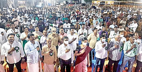 சென்னை ஆதம்பாக்கத்தில் நேற்று மாலை நடந்த பொதுக்கூட்டத்தில் முன்னாள் ஐஏஎஸ் அதிகாரி சகாயம் தலைமையில் அனைவரும் ஊழல் ஒழிப்பு உறுதிமொழி எடுத்துக்கொண்டனர்.படம்: எம்.முத்துகணேஷ்