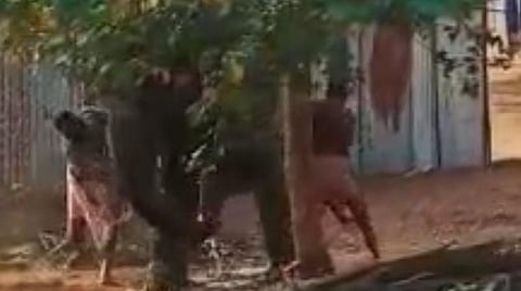 யானையை பாகன், உதவியாளர் ஆகியோர் தாக்கும் வீடியோ காட்சி.