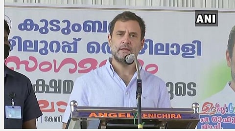பூத்தாடி கிராம  பஞ்சாயத்தில் நடந்த நிகழ்ச்சியில் ராகுல் காந்தி பேசிய காட்சி : படம் ஏஎன்ஐ