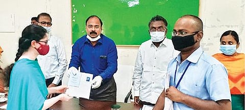 திருப்பத்தூர் மாவட்ட ஆட்சியர் அலுவலகத்தில் நேற்று நடந்த மக்கள் குறைதீர்வு கூட்டத்தில் மாற்றுத்திறனாளி பெண்ணுக்கு தேசிய அடையாள அட்டையை வழங்கிய ஆட்சியர் சிவன் அருள். படம்:ந.சரவணன்.
