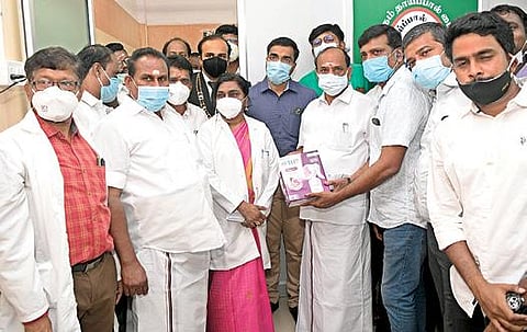 தூத்துக்குடி அரசு மருத்துவக் கல்லூரி மருத்துவமனையில் தாய்ப்பால் வங்கியை அமைச்சர் கடம்பூர் செ.ராஜூ தொடங்கி வைத்தார்.  படம்: என்.ராஜேஷ்