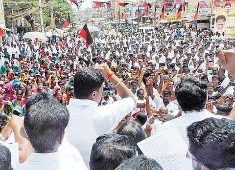 மதுரை புறநகர் மாவட்ட திமுக சார்பில் திருமங்கலத்தில் நடந்த ஆர்ப்பாட்டத்தில் பங்கேற்றோர்.