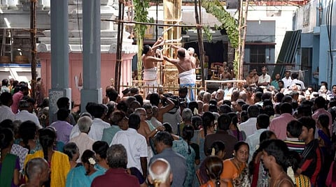 திருவல்லிக்கேணி பார்த்தசாரதி கோயில் நரசிம்மர் பிரம்மோற்சவ நிகழ்ச்சியின் தொடக்கமாக ஏற்றப்பட்ட கொடியேற்றம். | கோப்புப் படம்: க.ஸ்ரீபரத்.