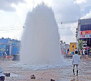 தருமபுரி மாவட்டம் பாலக்கோட்டில் ஒகேனக்கல் கூட்டுக் குடிநீர் குழாயில் ஏற்பட்ட உடைப்பால் நீரூற்று போல் வெளியேறிய தண்ணீர்.