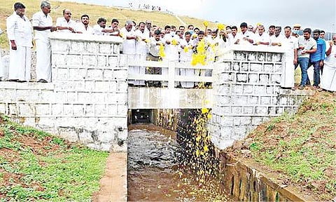 தருமபுரி மாவட்டம் பாப்பிரெட்டிப்பட்டி வட்டம் வாணியாறு அணையில் இருந்து பாசனத்துக்கு தண்ணீர் திறந்து வைத்த உயர் கல்வி மற்றும் வேளாண் துறை அமைச்சர் கே.பி.அன்பழகன்.