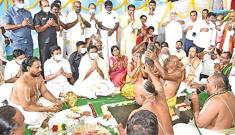உளுந்தூர்பேட்டையில் நடைபெற்ற ஸ்ரீ வெங்கடாஜலபதி கோயில் அடிக்கல் நாட்டு விழாவில் கலந்து கொண்ட முதல்வர் பழனிசாமி. உடன் சட்டத் துறை அமைச்சர் சி.வி.சண்முகம், தொழில்துறை அமைச்சர் எம்.சி.சம்பத் உள்ளிட்டோர்.