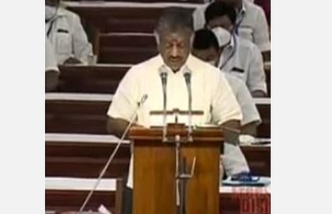 ஓபிஎஸ்ஸின் பட்டுச்சட்டை சென்டிமென்ட்: இடைக்கால பட்ஜெட்டைத் தாக்கல் செய்தார்