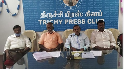 திருச்சியில் இன்று செய்தியாளர்களுக்குப் பேட்டியளித்த மாநகர குடியிருப்போர் நலச்சங்க கூட்டமைப்பின் ஒருங்கிணைப்பாளர்கள் எஸ்.சக்திவேல், எஸ்.சுப்பிரமணியன்.