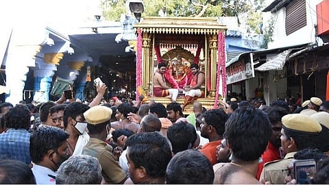 திருச்செந்தூர் மாசித் திருவிழா: சுவாமி சிகப்பு சாத்தி வீதி உலா