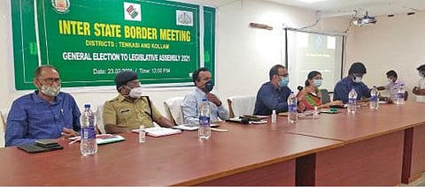 சட்டப்பேரவைத் தேர்தலை முன்னிட்டு, தென்காசி, கொல்லம் மாவட்டங்களின் ஆட்சியர்கள் பங்கேற்ற ஆலோசனைக்கூட்டம் தென்காசியில் நேற்று நடைபெற்றது.