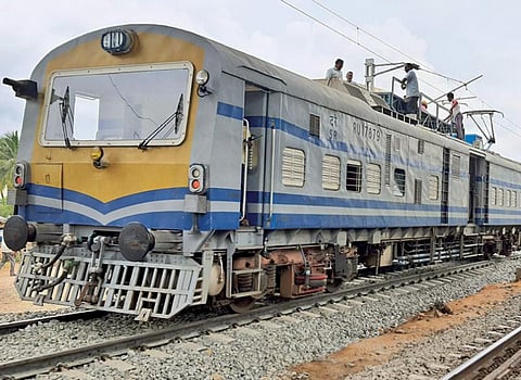 கடம்பூர் - கோவில்பட்டி  2-வது இருப்பு பாதையில் மின்சார கம்பி இணைப்புகளை சரி செய்த தொழிலாளர்கள்.