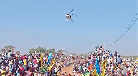 சூளகிரி அருகே சீபம் கிராமத்தில் நடந்த எருதுவிடும் விழாவில், ஹெலிகாப்டர் மூலம் மலர் தூவப்பட்டது.