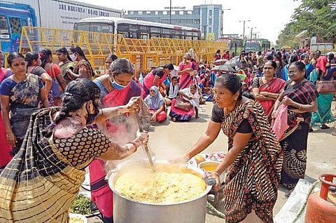 கோவை, திருப்பூர், நீலகிரி மாவட்டங்களில் அங்கன்வாடி ஊழியர்கள் 2-வது நாளாக போராட்டம்