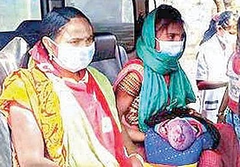 கைக்குழந்தையுடன் ஆம்புலன்ஸில் வந்து வாக்களித்த வைஷாலி.