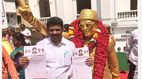 சென்னையில் வாங்கிய 2 விருப்ப மனுக்களோடு என்.நெவளிநாதன்.