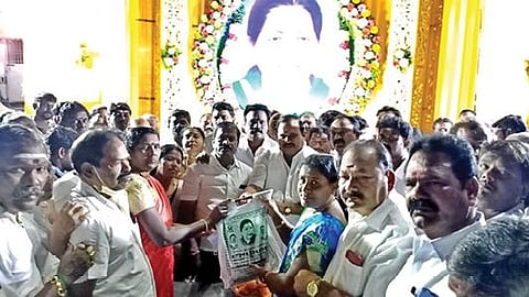 திருவண்ணாமலையில் தெற்கு மாவட்ட அதிமுக சார்பில் ஜெயலலிதா பிறந்த நாளையொட்டி நலத்திட்ட உதவிகள் வழங்கும் பணியை தொடங்கி வைத்த மாவட்ட செயலாளர் அக்ரி எஸ்.எஸ்.கிருஷ்ணமூர்த்தி.