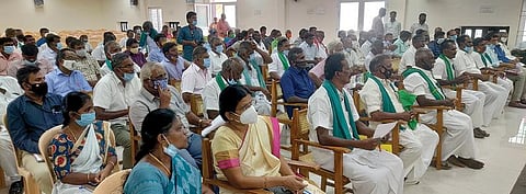 தென்காசியில் நடைபெற்ற விவசாயிகள் குறைதீர்  கூட்டத்தில் கலந்துகொண்ட விவசாயிகள் மற்றும் பல்வேறு துறை அலுவலர்கள்.  (வலது)கூட்டத்தில் ஆட்சியர் சமீரன் பேசினார்.