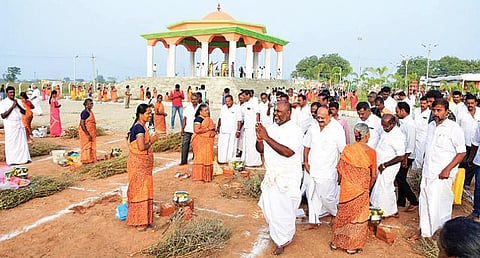 டி.குன்னத்தூரில் உள்ள ஜெயலலிதா கோயிலில் நடைபெற்ற பொங்கல் வழிபாட்டைத் தொடங்கிவைத்தார் அமைச்சர்  ஆர்.பி. உதயகுமார்.