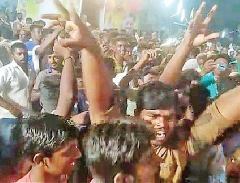 போடியில் வ.உ.சி. சிலைத் திறப்பின்போது, துணை முதல்வரைக் கண்டித்து கோஷமிட்ட ஒரு தரப்பினர்.