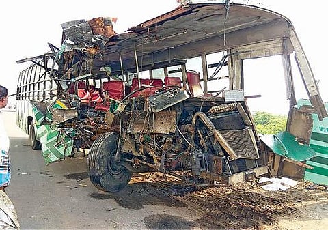 விபத்தில் சிக்கிய அரசு பேருந்து.