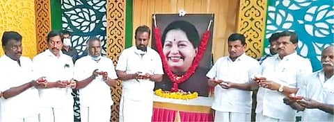 கோவை மாநகர் மாவட்ட அதிமுக அலுவலகத்தில் நேற்று நடைபெற்ற ஜெயலலிதா பிறந்த நாள் விழாவில், உள்ளாட்சித்துறை அமைச்சர் எஸ்.பி.வேலுமணி தலைமையில் தீபமேற்றி,  `அதிமுகவைக் காப்போம்' என உறுதிமொழி ஏற்றுக்கொண்ட எம்எல்ஏக்கள் அம்மன் அர்ஜுனன், பி.ஆர்.ஜி.அருண்குமார், வி.சி.ஆறுக்குட்டி உள்ளிட்டோர்.